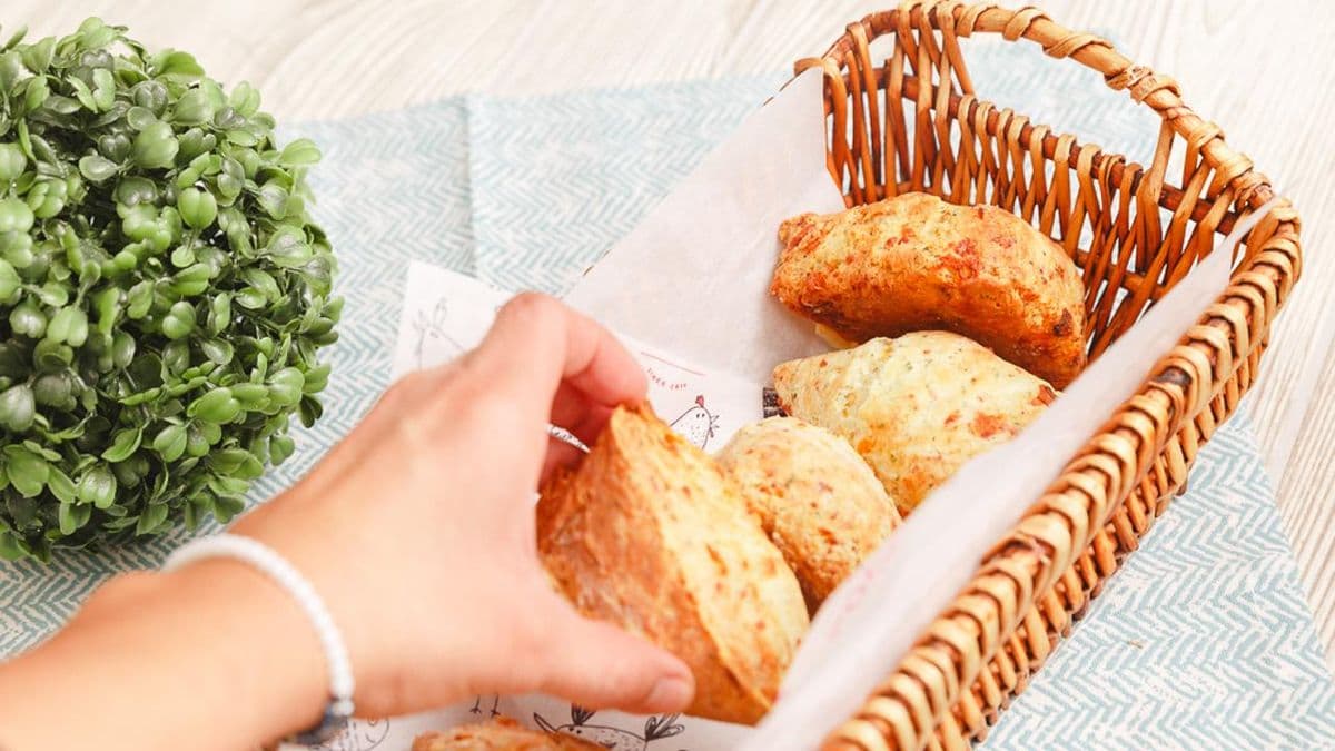 6 Pack Cheddar Onion Biscuit