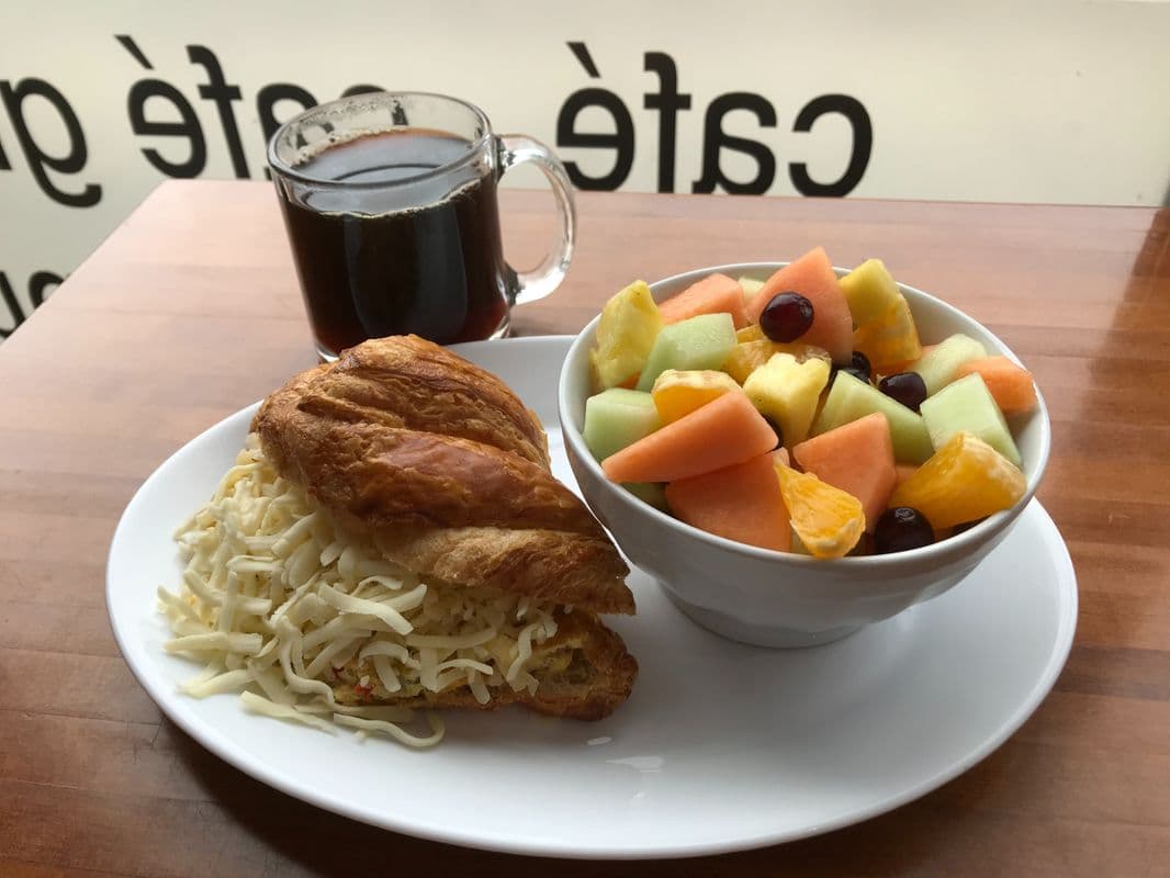 Croissant déjeuné en trio (1 salade et boisson)