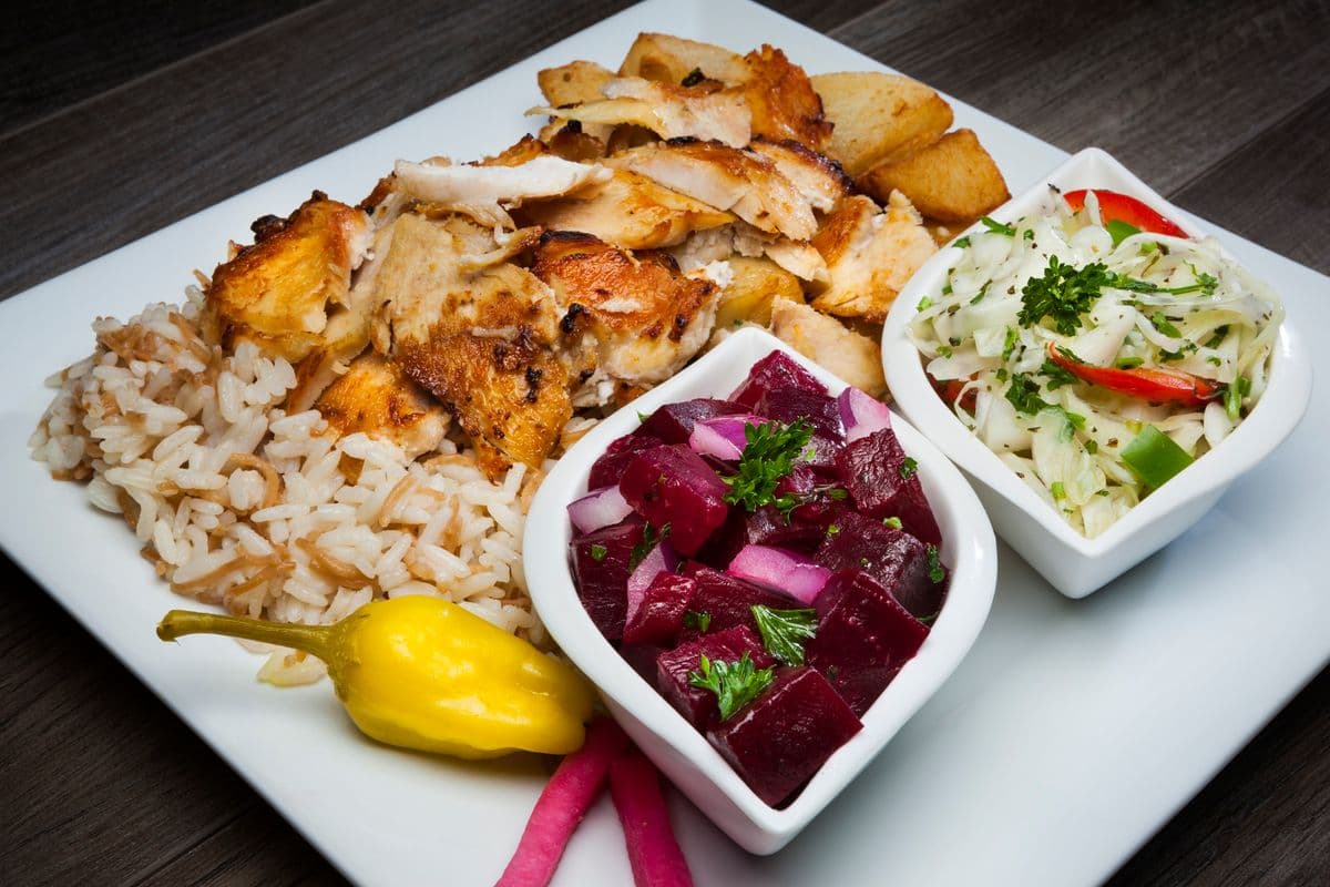 Assiette shish taouk et deux salades