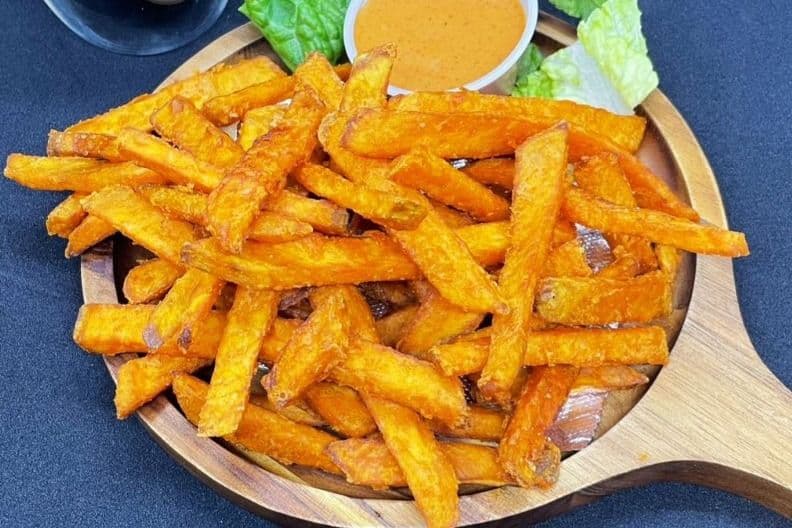 Frites de patates douces (Sauce Chipotle) / Sweet potato fries (with chipotle sauce)