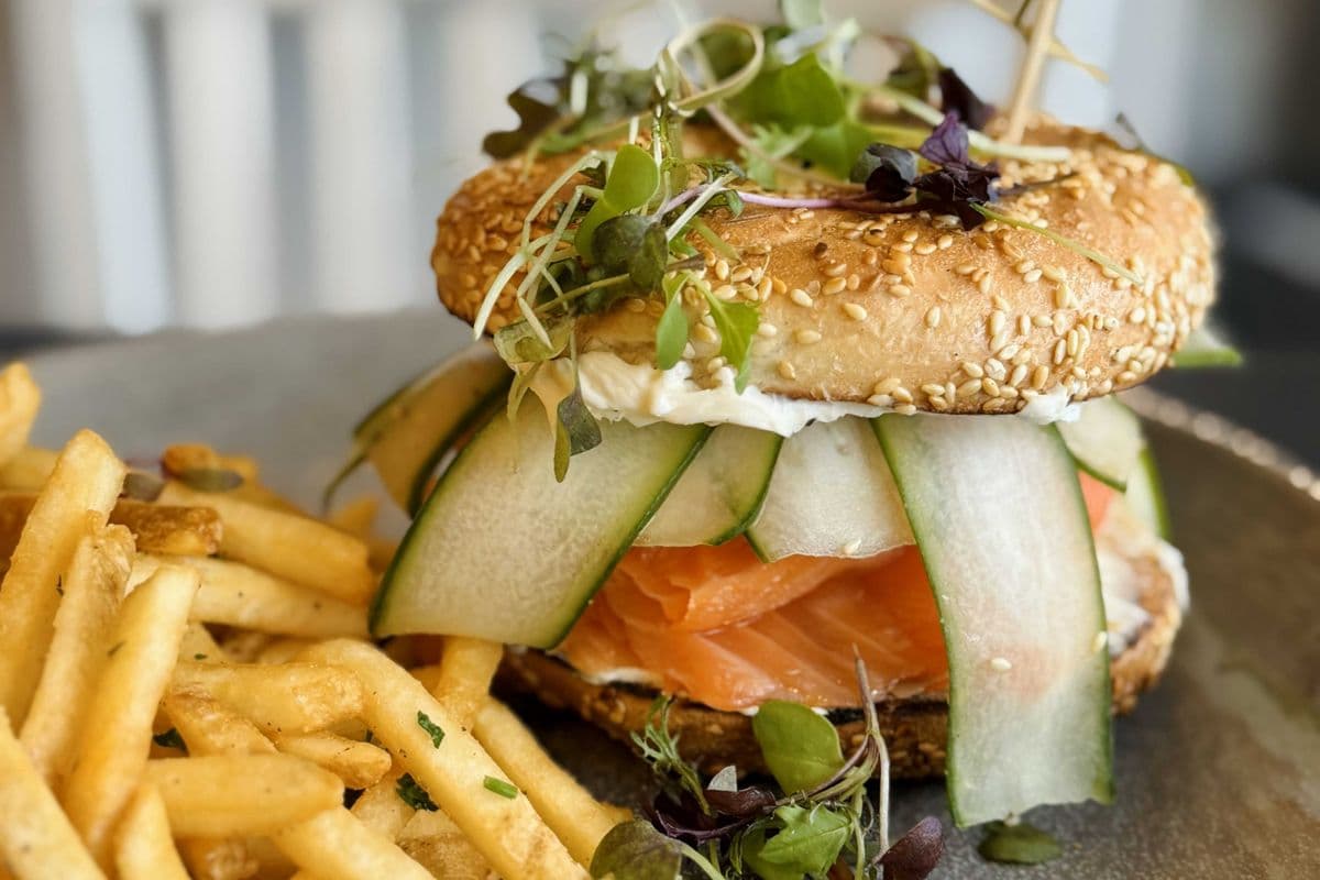 SANDWICH AU SAUMON FUMÉ - BAGEL LOX SANDWICH