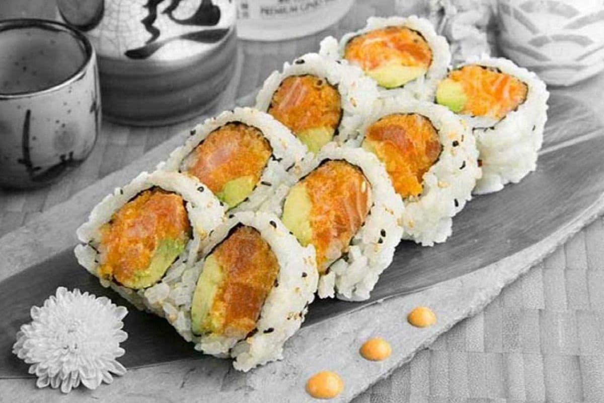 Spicy Salmon & Avocado Maki (6 pcs)