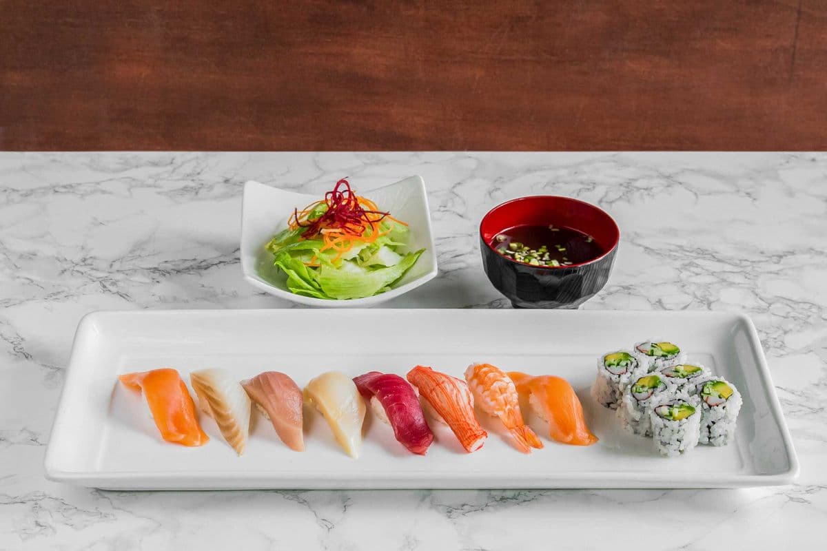 Sushi Regular (8 pcs and 1 Roll)