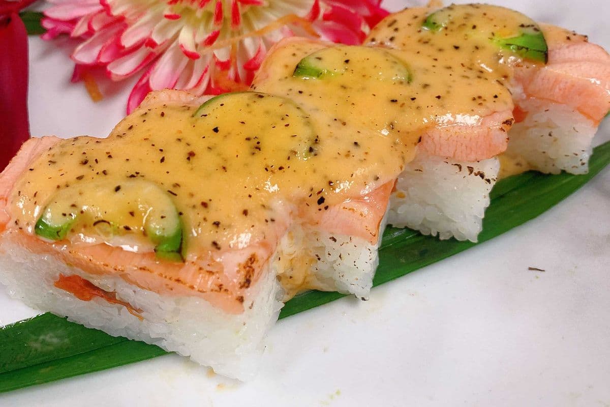 H10. Blowtorch Salmon Pressed Sushi with Smoke Salmon Inside (8 pcs)