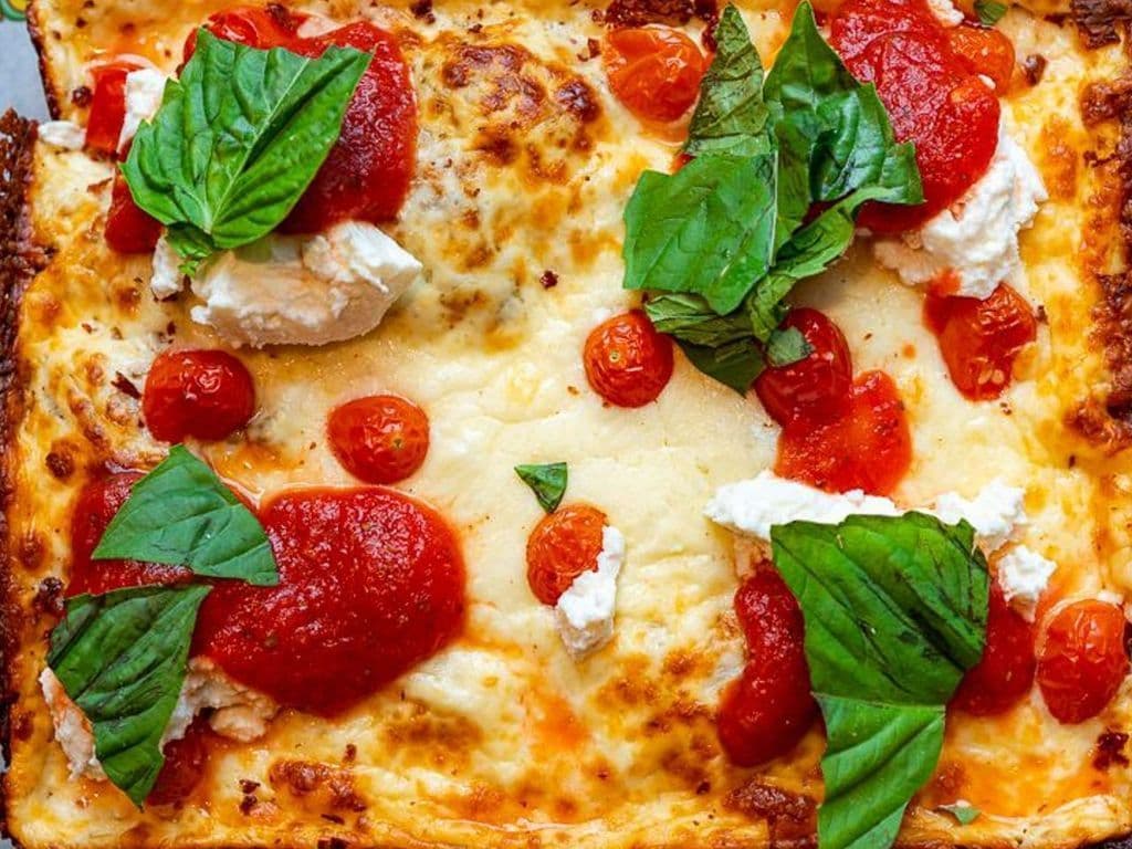 Pizza Carre Mariee avec Ricotta, Tomates et Pesto