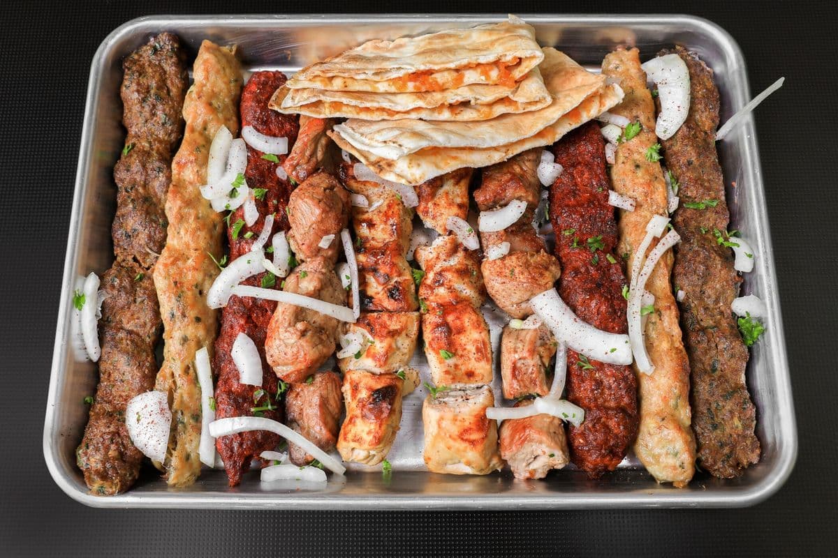 Plat mixte (1 kg- 10 brochettes et accompagnements) (1kg)