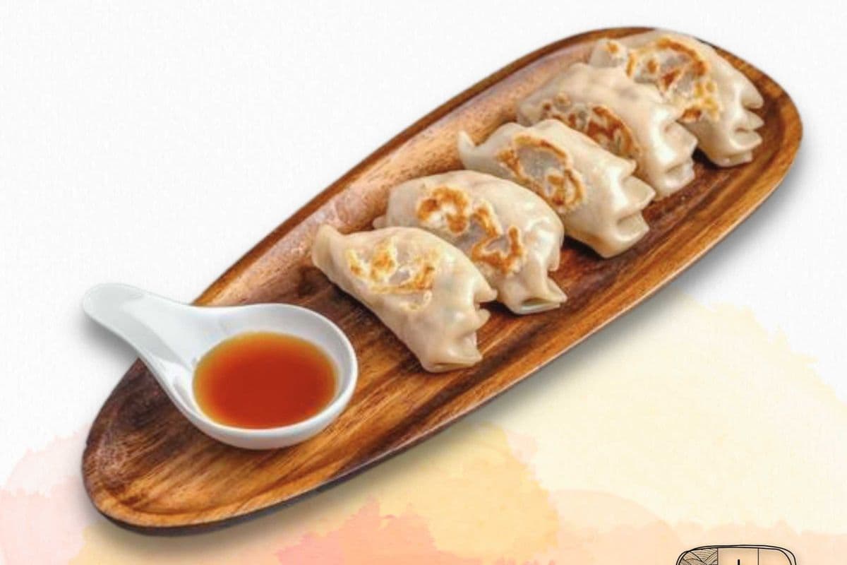 Pan-fried Gyoza (pork) 焼餃子 (8 pcs)
