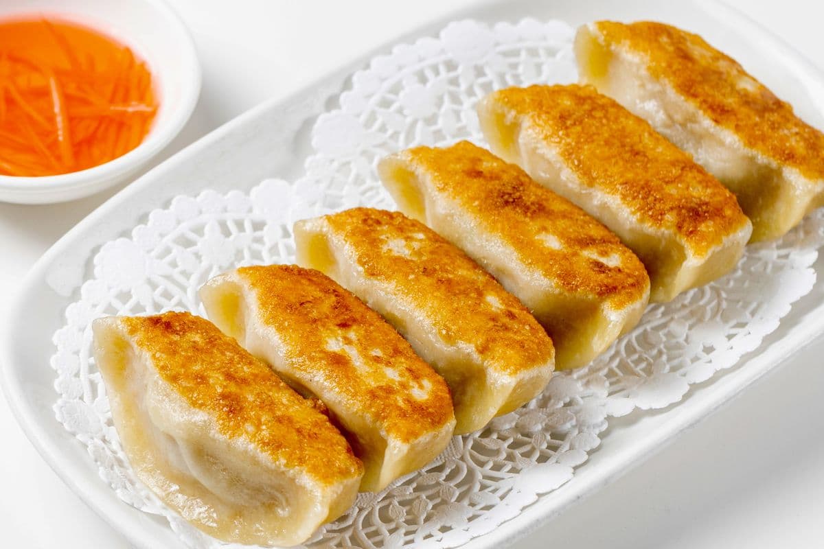 004. Pan-Fried Pork Dumplings (6 pcs) 鮮肉鍋貼