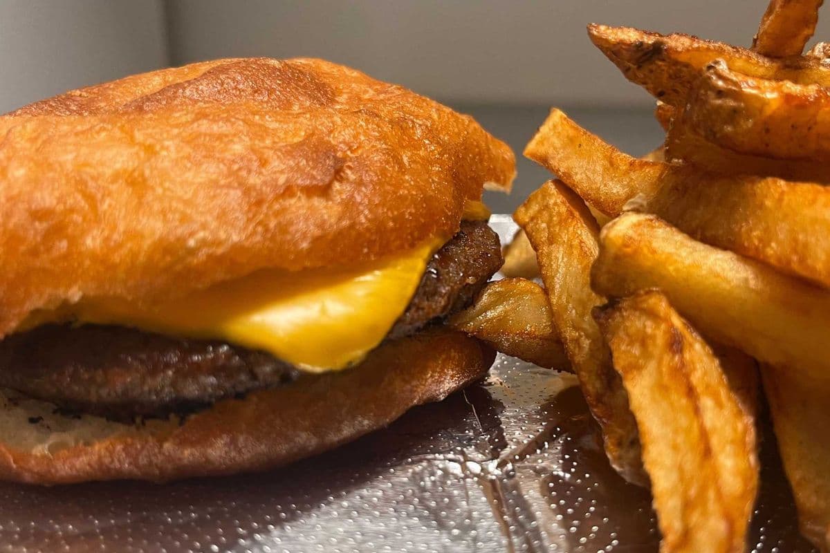 Kid's CheeseBurger Combo (4 oz)
