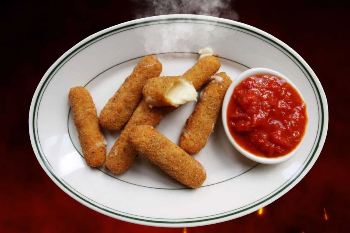 Mozzarella Cheese Sticks (8 pcs) with Pizza Sauce