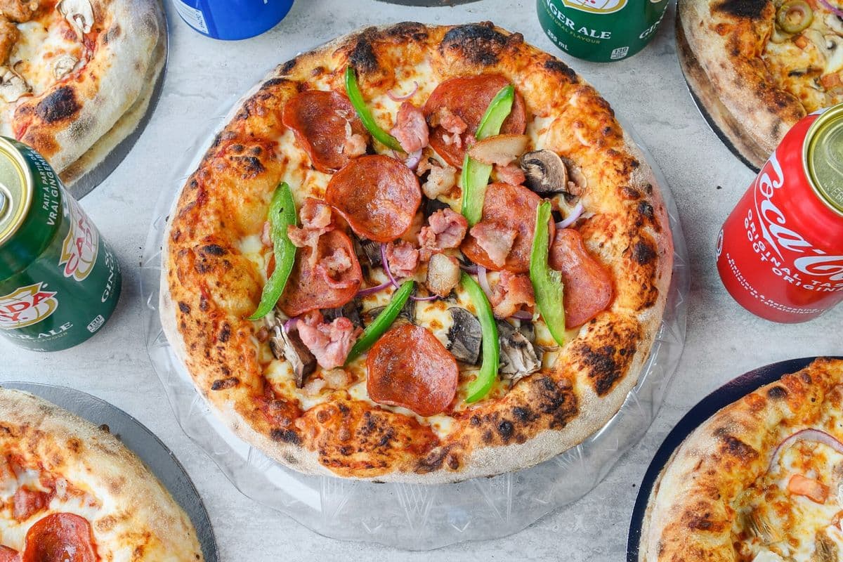 2 Pizzas larges de luxe / 2 Large Deluxe Pizzas