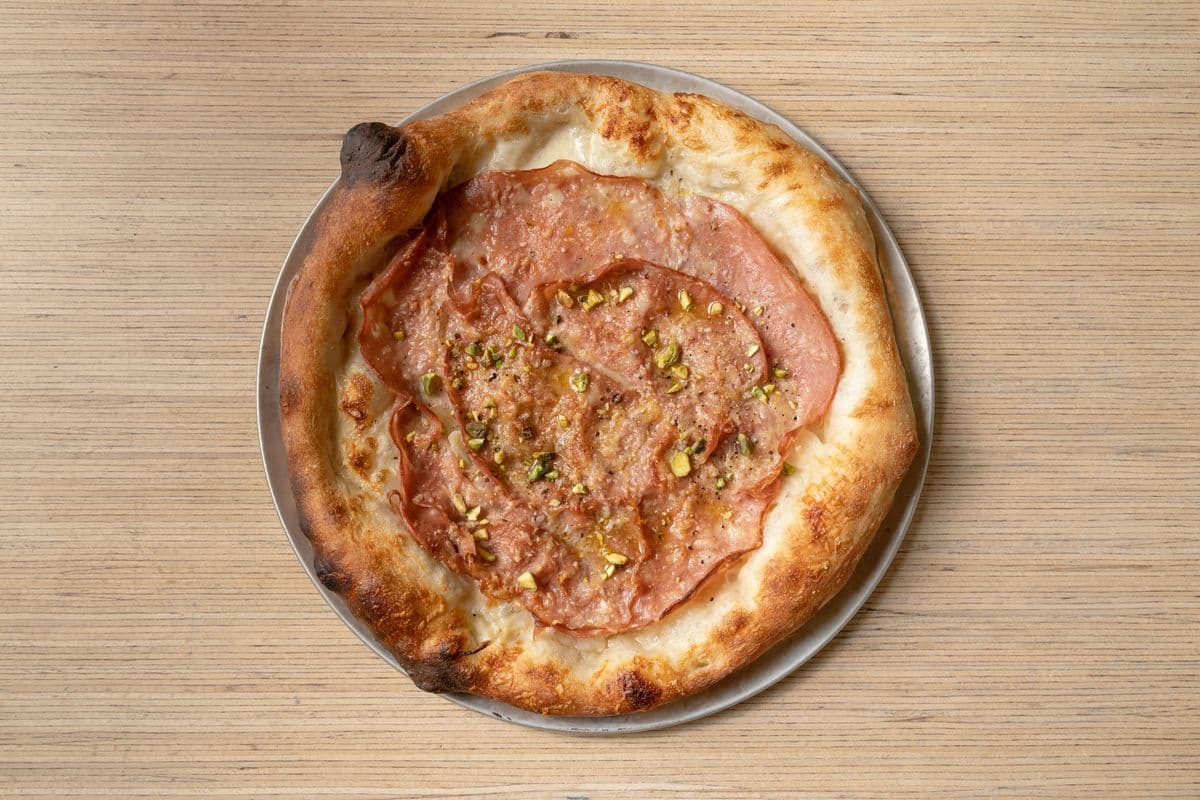 Pizza aux mortadelles et pistaches