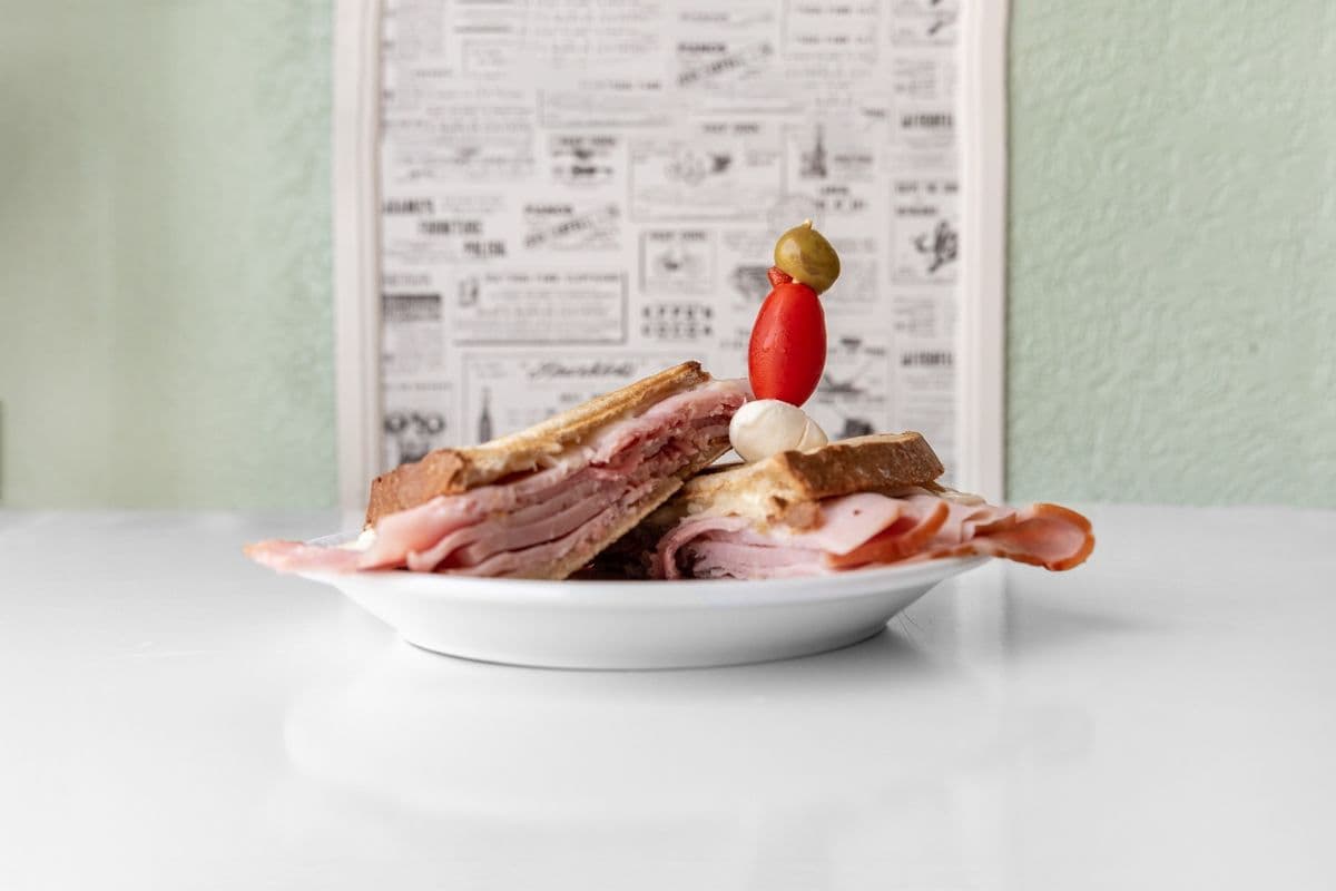 Ham and Swiss with Kettle Chips