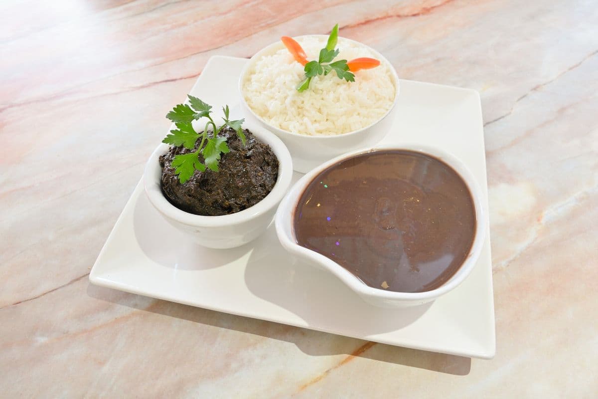 Lalo, riz blanc, sauce pois
