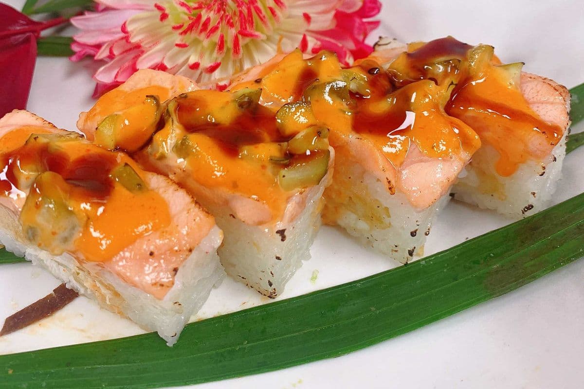 H11. Blowtorch Salmon Pressed Sushi with Deep-Fried Butterfish (8 pcs)