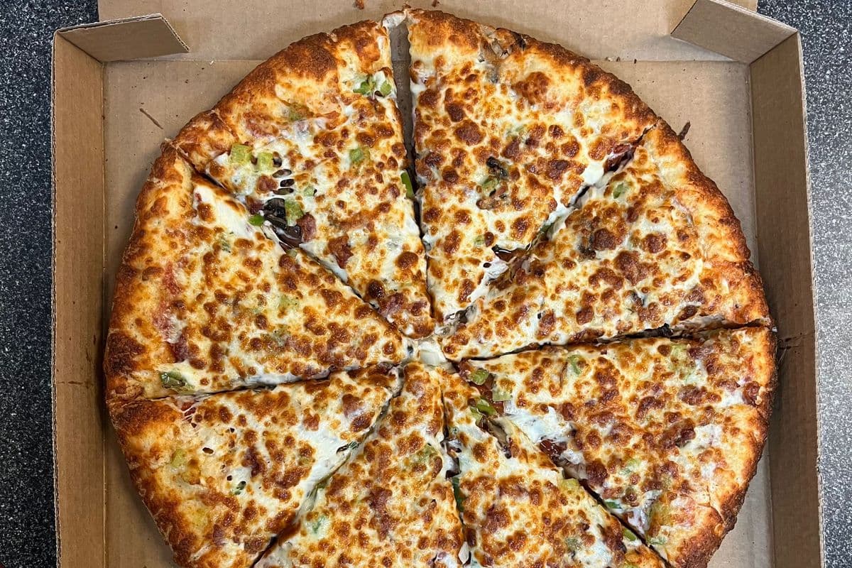 16" Deluxe Pizza