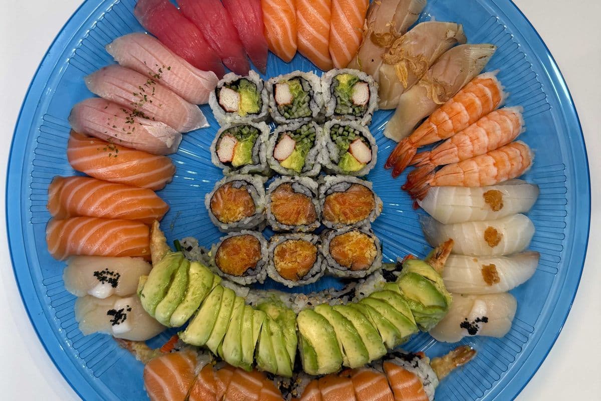 P18. Assorted Sushi and Rolls (52 pcs) 壽司+卷拼盤