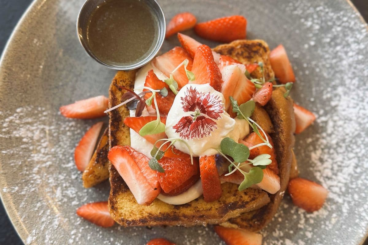 PAINS DORÉS AU MASCARPONE ET FRAISES - MASCARPONE AND STRAWBERRY FRENCH TOAST