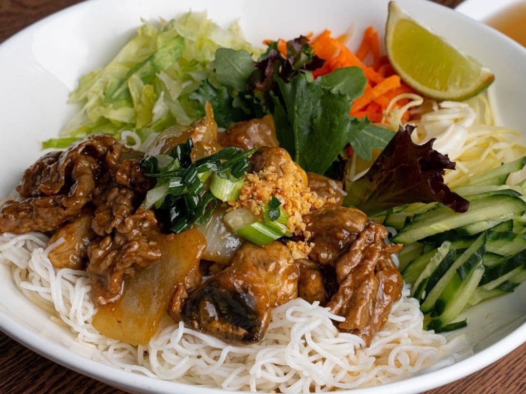 Vermicelli bowl with lemongrass beef