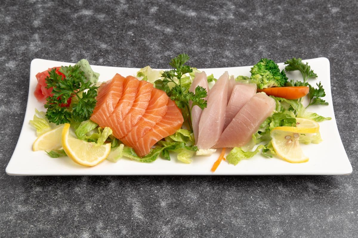 Tuna and Salmon Sashimi (10 pcs)