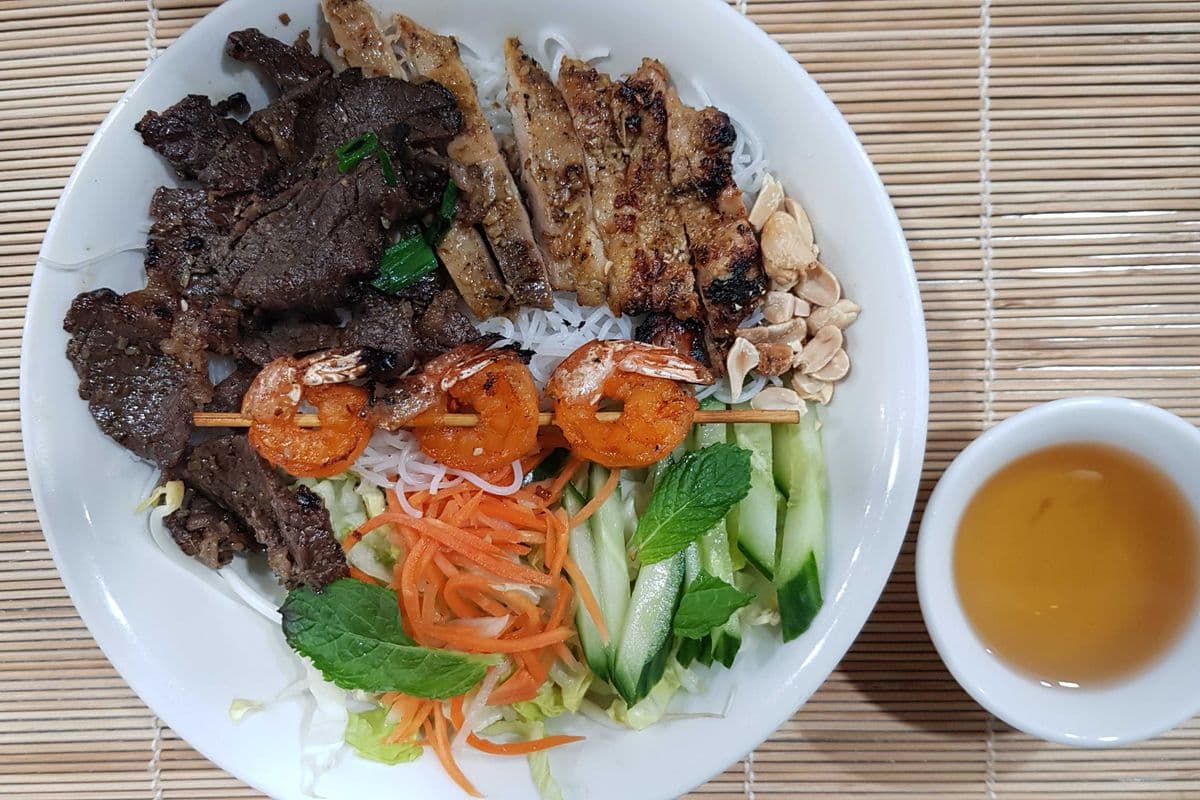 309. Vermicelli with Grilled Beef, Grilled Chicken, and Skewered Shrimps
