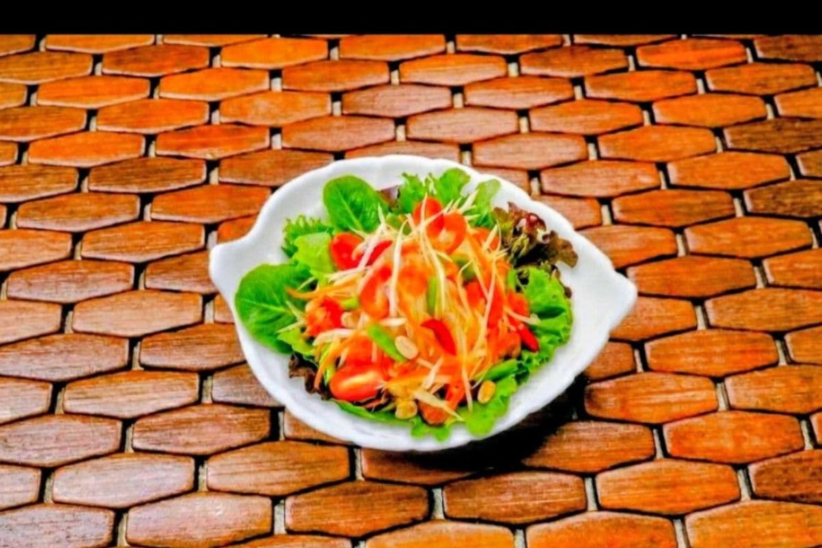 D15. Green Papaya Salad (Som Tum)