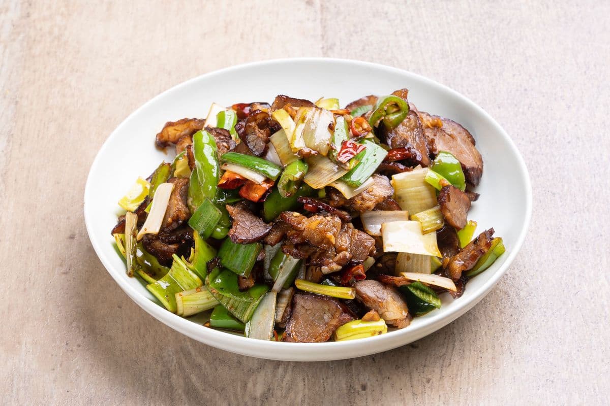 C2. 腊肉炒大蒜叶 Smoking Pork Belly with Leek