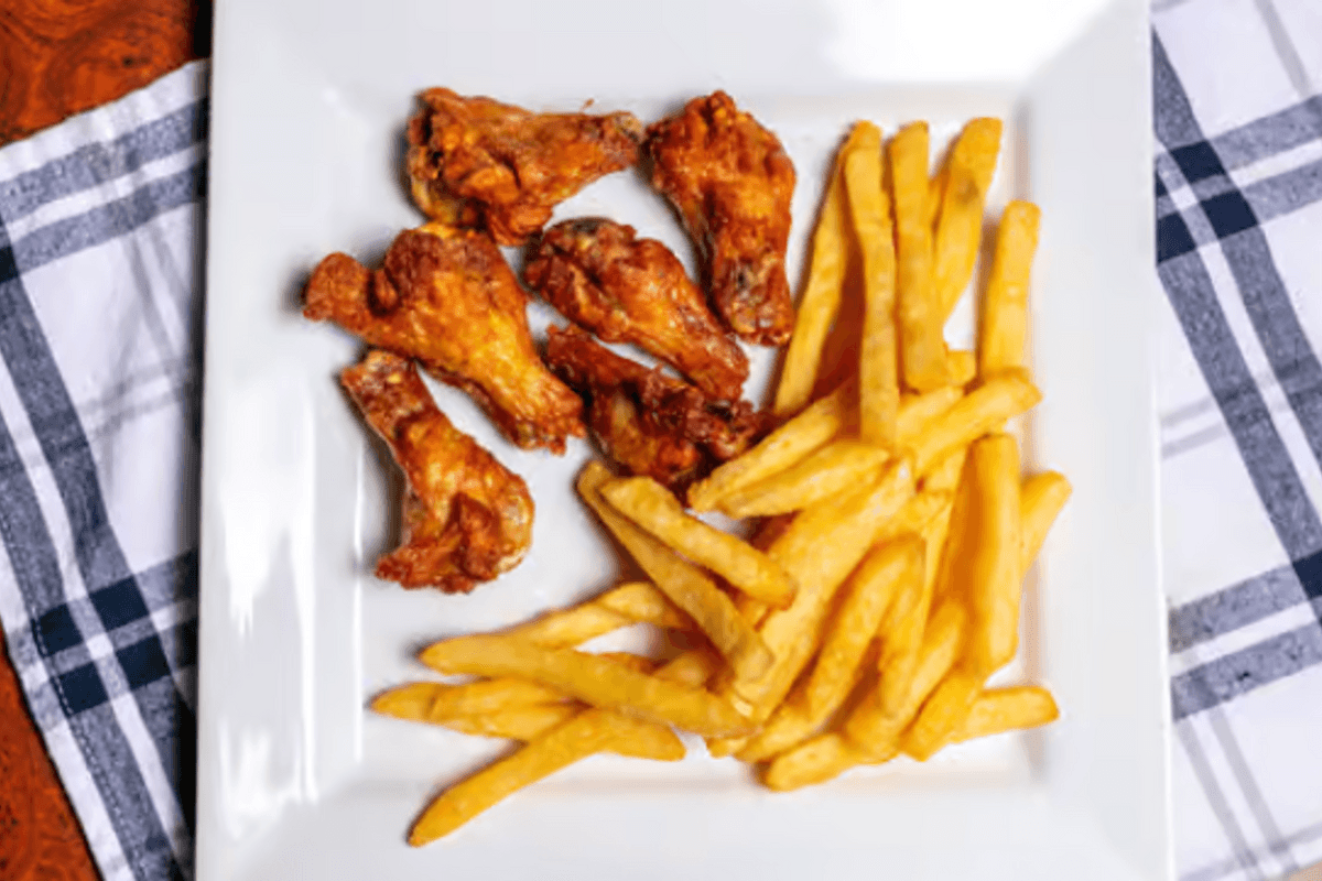 Neuf mcx d'ailes de poulet avec frites / Neuf Pcs of Chicken Wings with Fries
