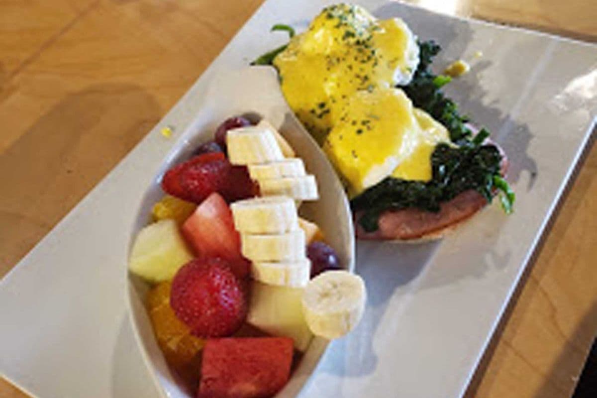 Eggs Florentine with Ham and Fruits