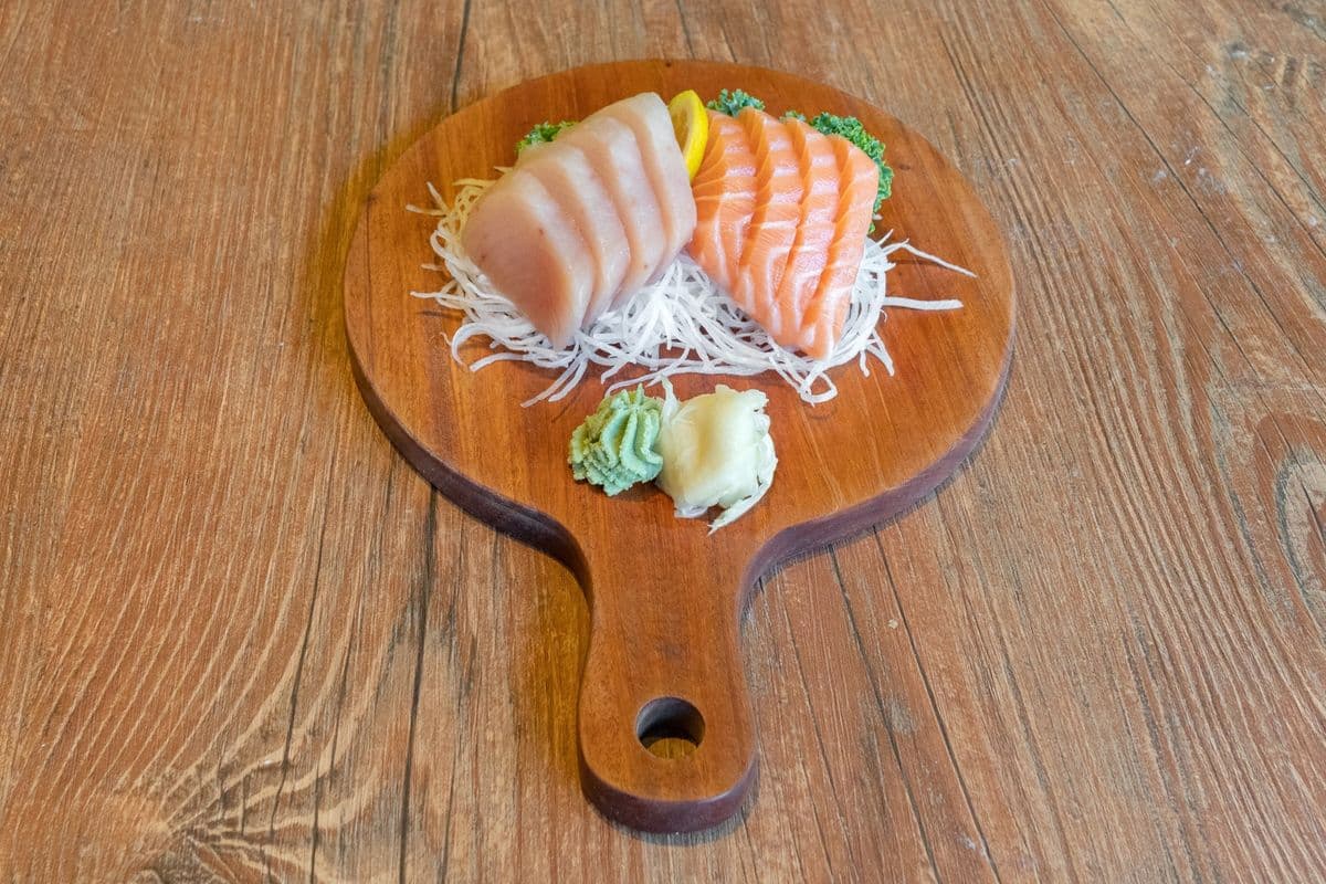 Salmon and Tuna Sashimi (6 pcs)