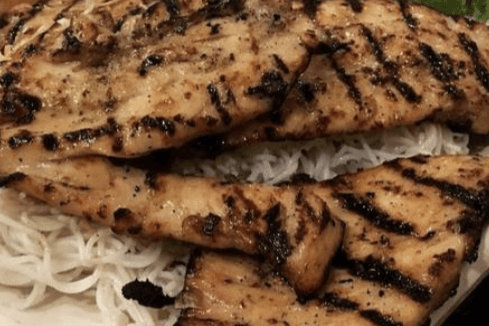 31. Vermicelle au poulet grillé et deux rouleaux impériaux / Grilled Chicken and Two Imperial Roll on Vermicelli