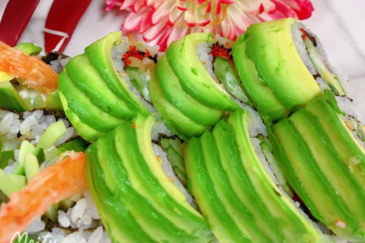 F11. Green Dragon Roll (8 pcs)