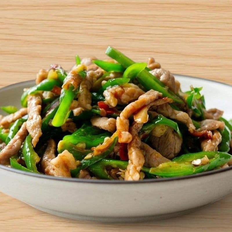 Pulled Pork Sauteed with Spicy Green Peppers / Porc tranche fine sauté avec poivrons verts épicé (RIZ ET SALADES)