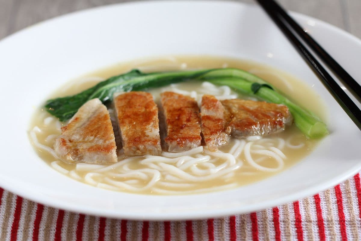 H04. Pan-Fried Pork Chop with Rice Noodle Soup