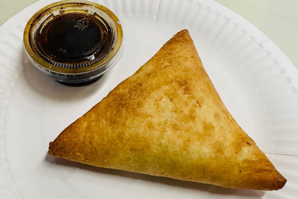 Samosas with Tamarind Dip Choice of Beef, Chicken, or Veggie filling. Served with tangy tamarind dip.