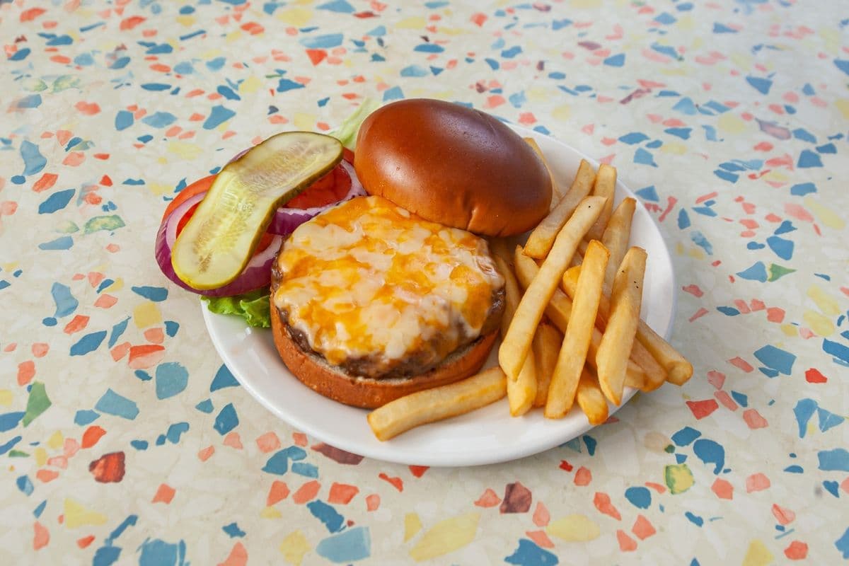 Cheeseburger (5 oz) with Fries