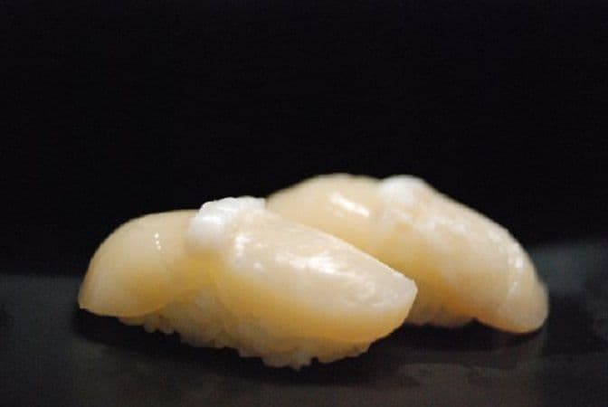 L18. Scallop Sushi (2 pcs) - 帆立贝
