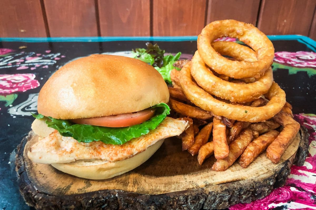 L'assiette de burger de poitrine de poulet / Chicken Breast Burger Plate