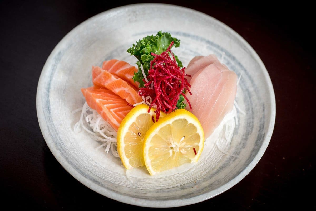 Tuna and Salmon Sashimi (6 pcs)