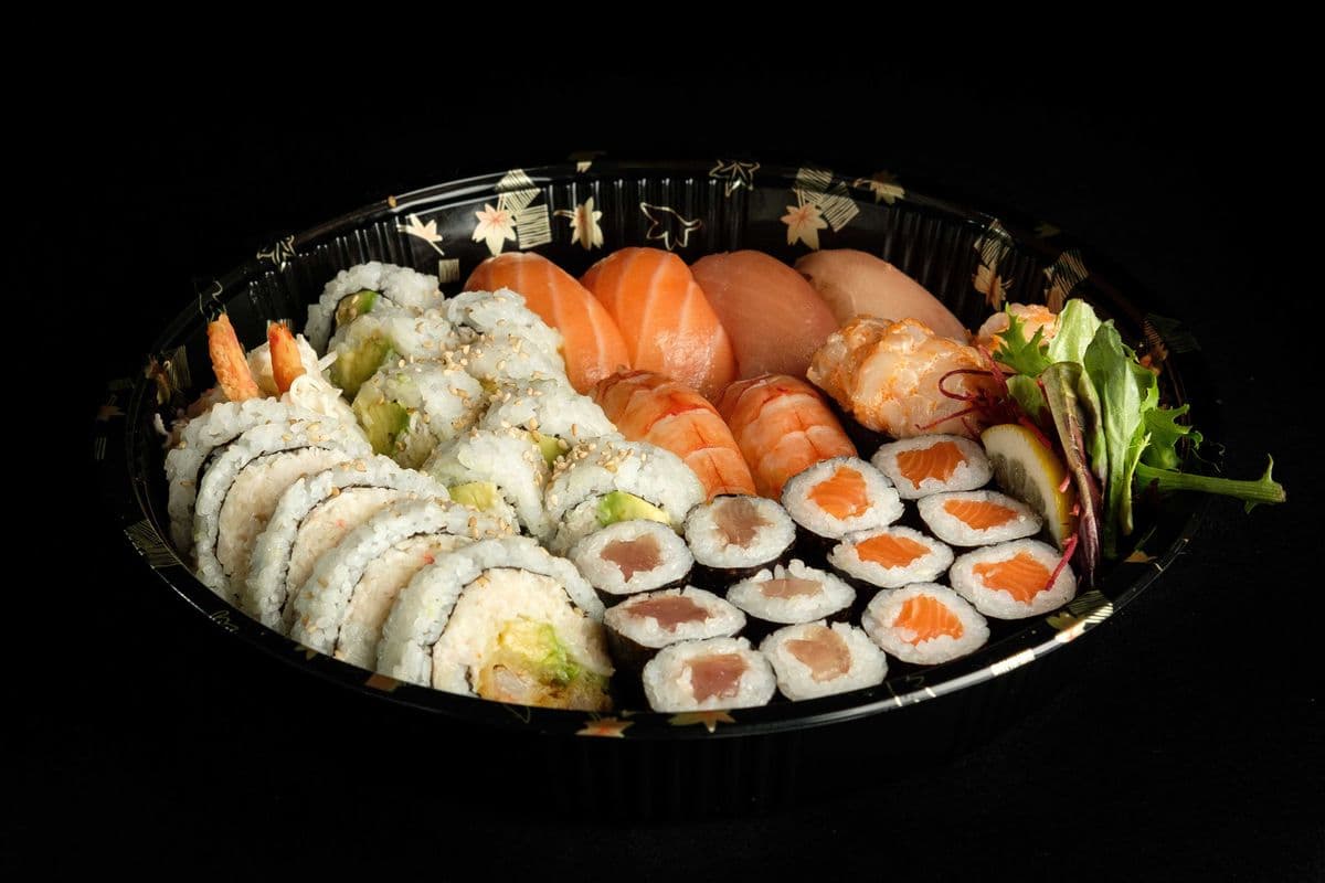 Maki and Sushi Tray (34 pcs)