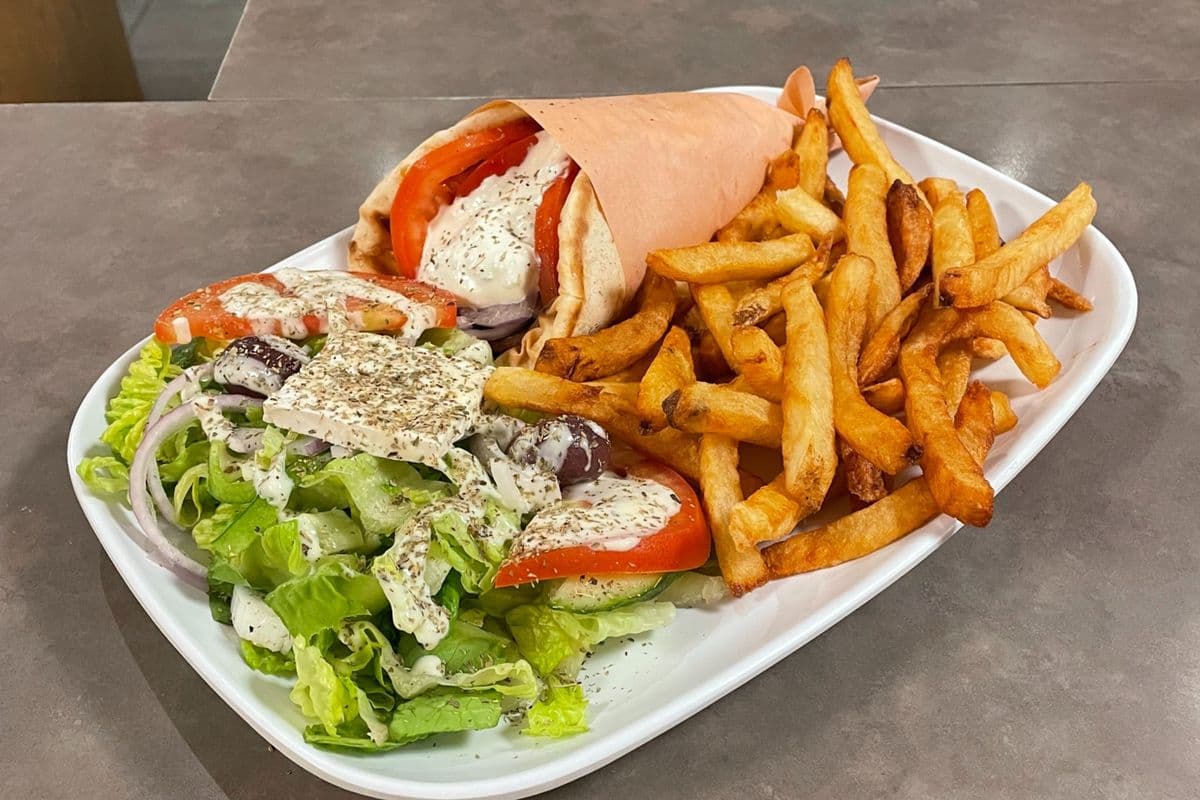 Assiette de souvlaki au poulet sur pita