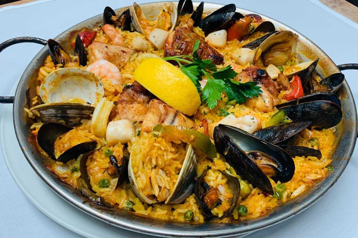 Menu Decouverte Valenciana pour Deux / Valenciana Discovery Menu for Two (4 Entrees & 1 Paella Valenciana)