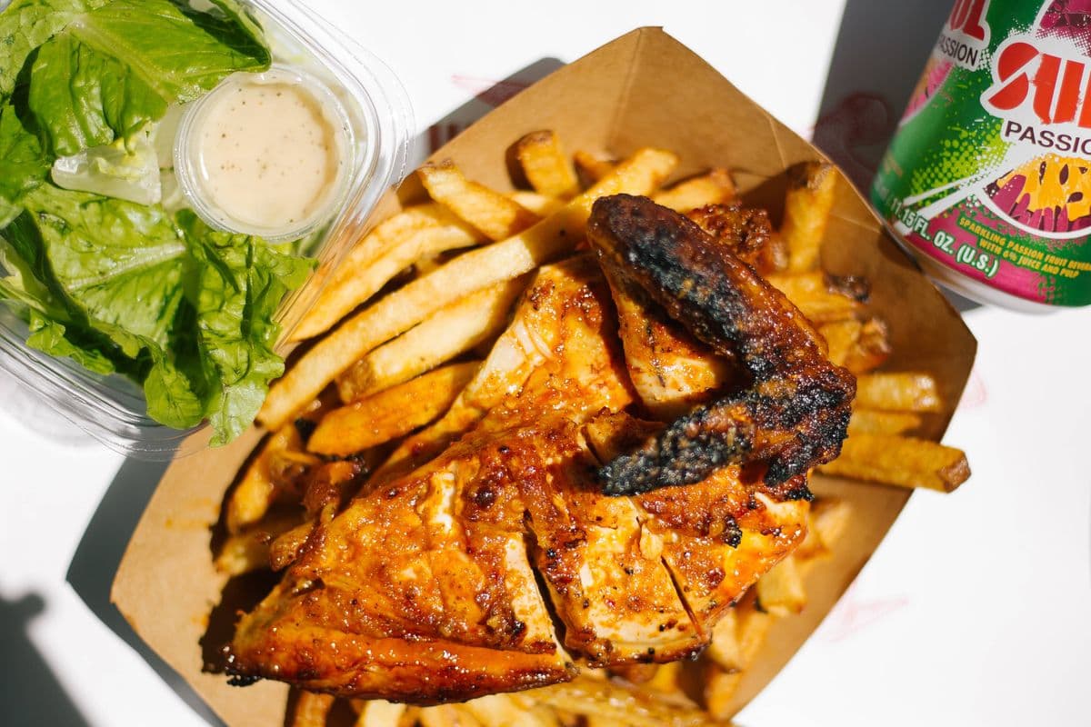 Un quart de poulet poitrine combo / A Quarter of Chicken Breast Combo