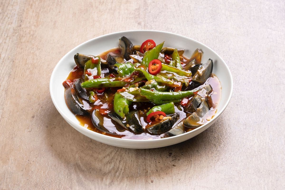 烧辣椒皮蛋 Preserved Egg With Spicy Sauce