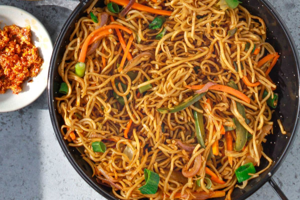 FRIDAY SPECIAL (VEG HAKKA NOODLES)