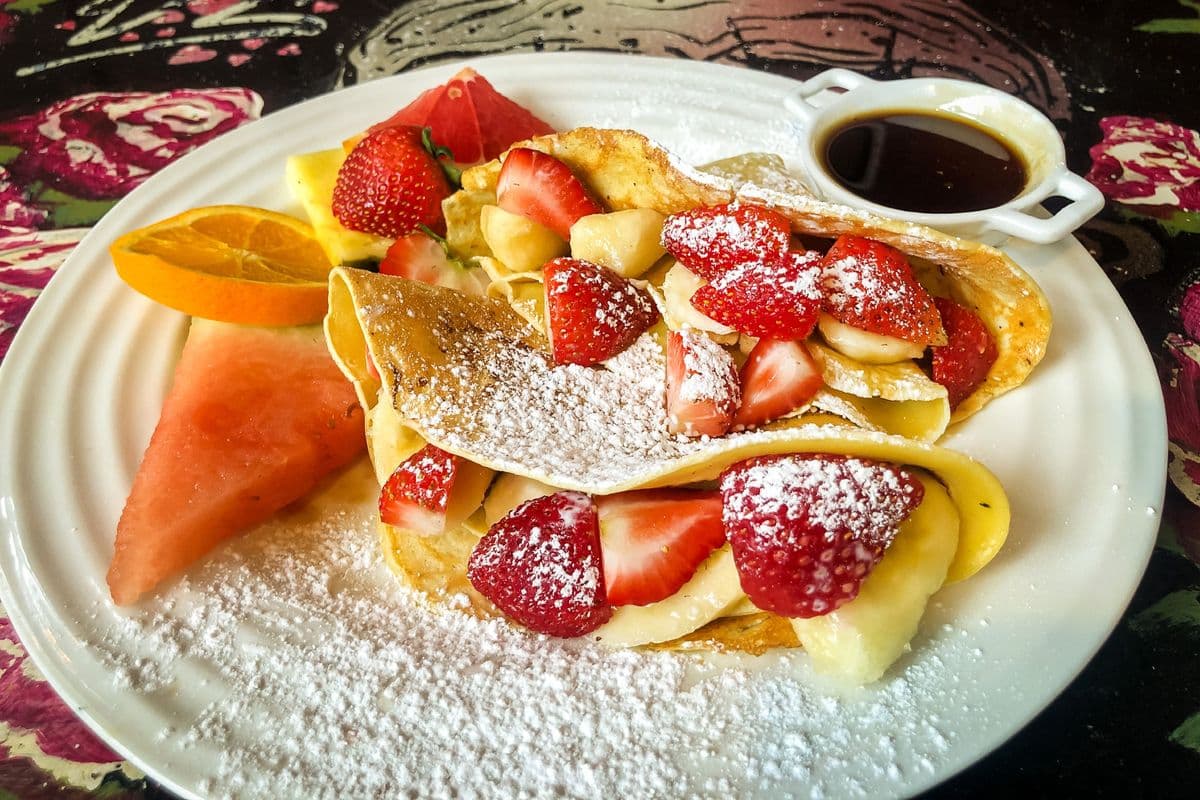 Crêpes aux fruits de saison et crème anglaise (2 mcx) / Seasonal Fruit and English Cream Crêpes (2 pcs)