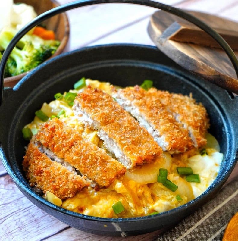 House Special Golden Chicken w/ Egg on Rice 滑蛋黄金鸡扒饭