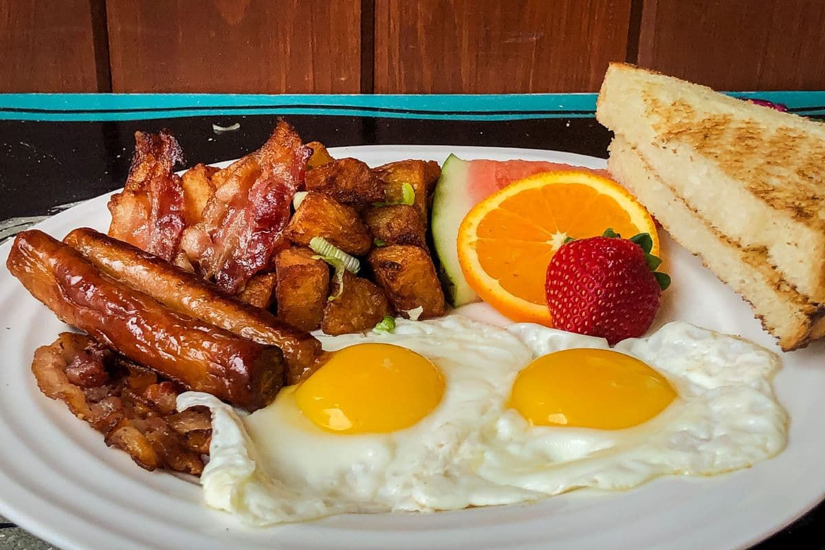 Les oeufs: deux oeufs et deux viandes / The Eggs: Two Eggs, and Two Meat