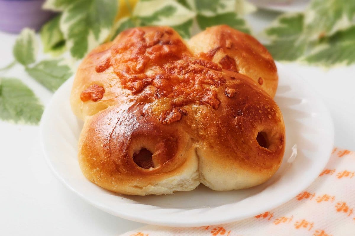 Sausage and Cheese Bun (Chicken sausage)