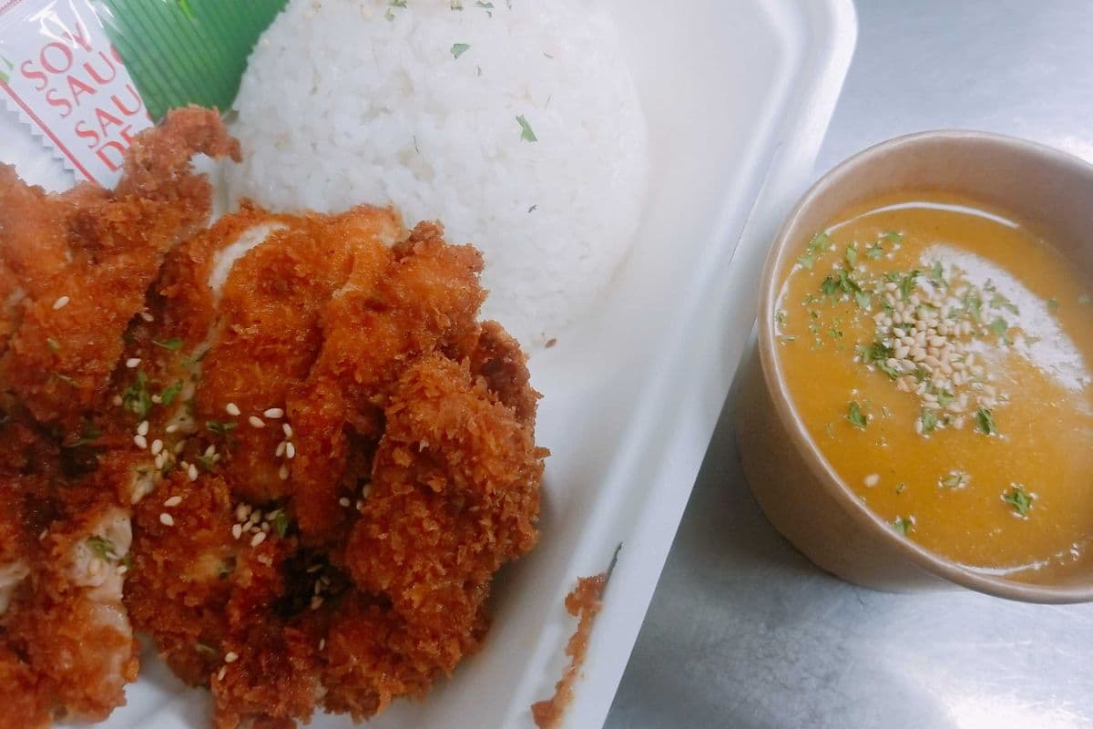 4. Su&Su Curry Rice Bowl (Chicken) (with K- Cabbage Salad)